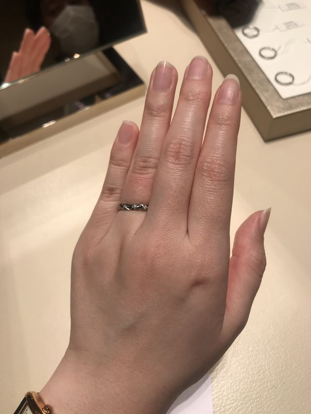 試着写真。号数の割には小さめで指の肉がムニってなりました。笑