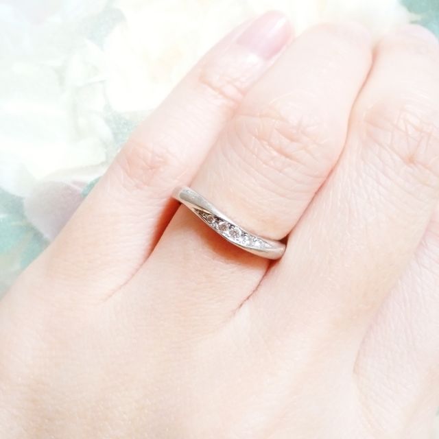 緩やかなV字のデザインです。小さな5ダイヤです。