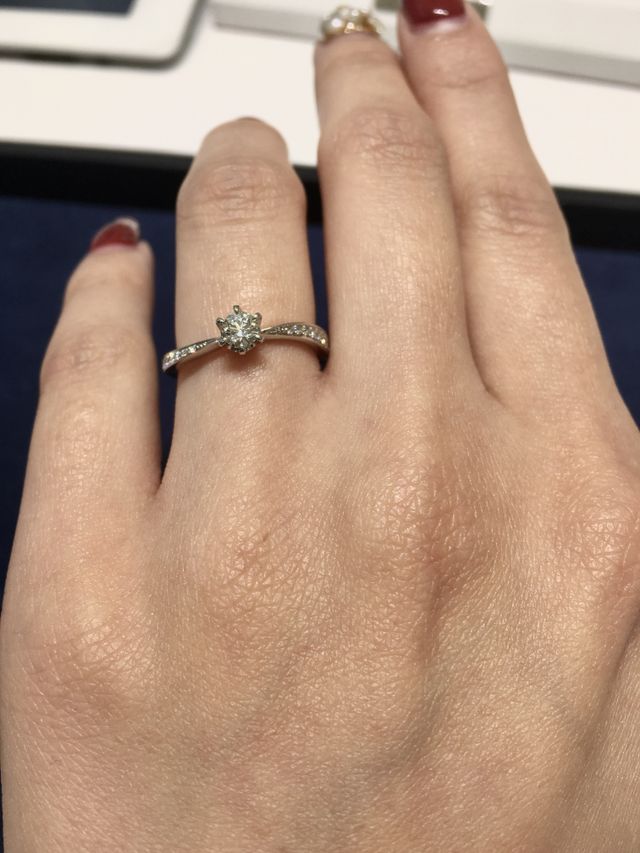 ウェーブラインが指を綺麗に見せてくれます