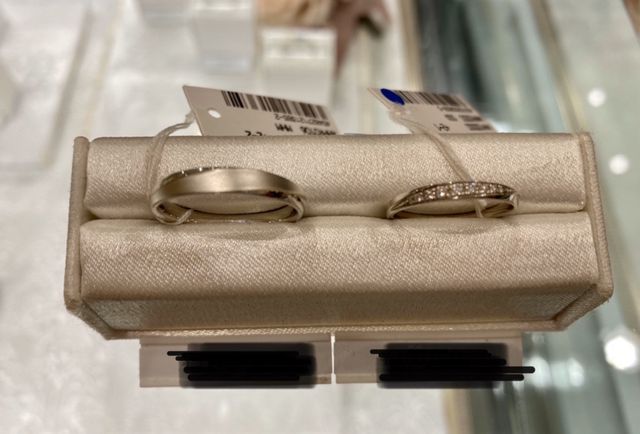 男性向けのリングは艶消し加工がされています。