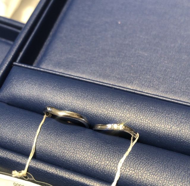 フェリーチェと言うシリーズのリングをペアに組み合わせました。