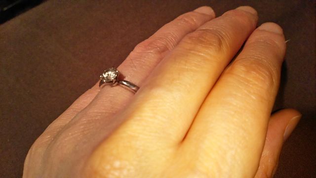 クリスマス・イヴに、夫が私の指に婚約指輪をはめてくれました。