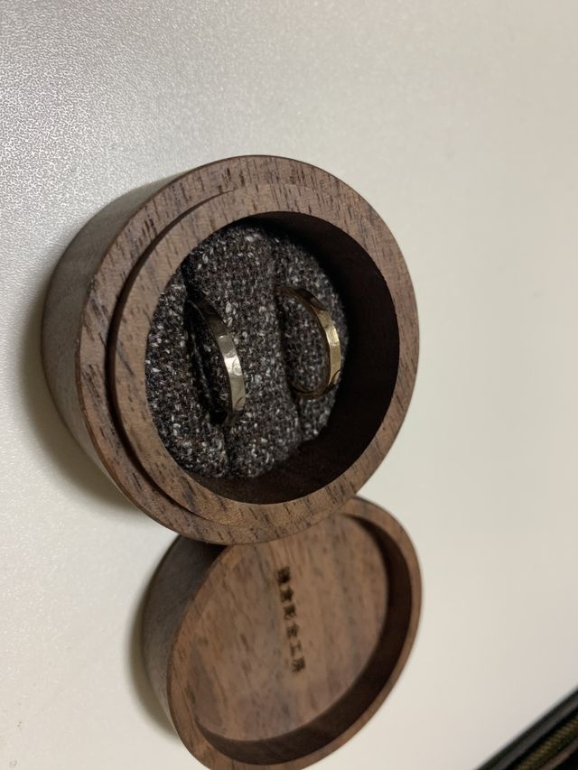 ピンクゴールドとホワイトゴールドでデザインは同じに。