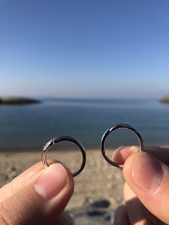 婚約指輪を受け取り後すぐに海へ行き撮影しました。