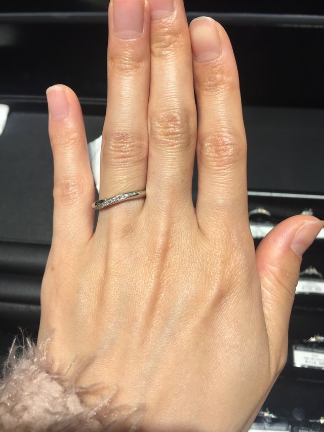 ダイヤがとても綺麗でキラキラ輝いています。