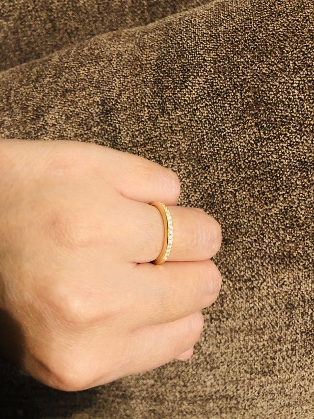 GOLDの方がしっくりきました。キラキラが可愛いです。