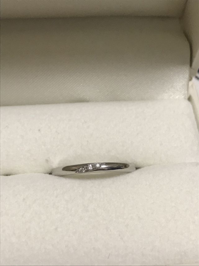 斜めに切り込みを加え、ダイヤモンドを3石入れました。