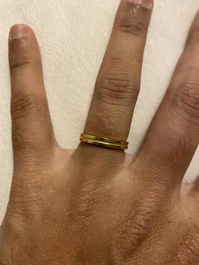 外国人、男性、色はゴールドにしました。デザインが良い