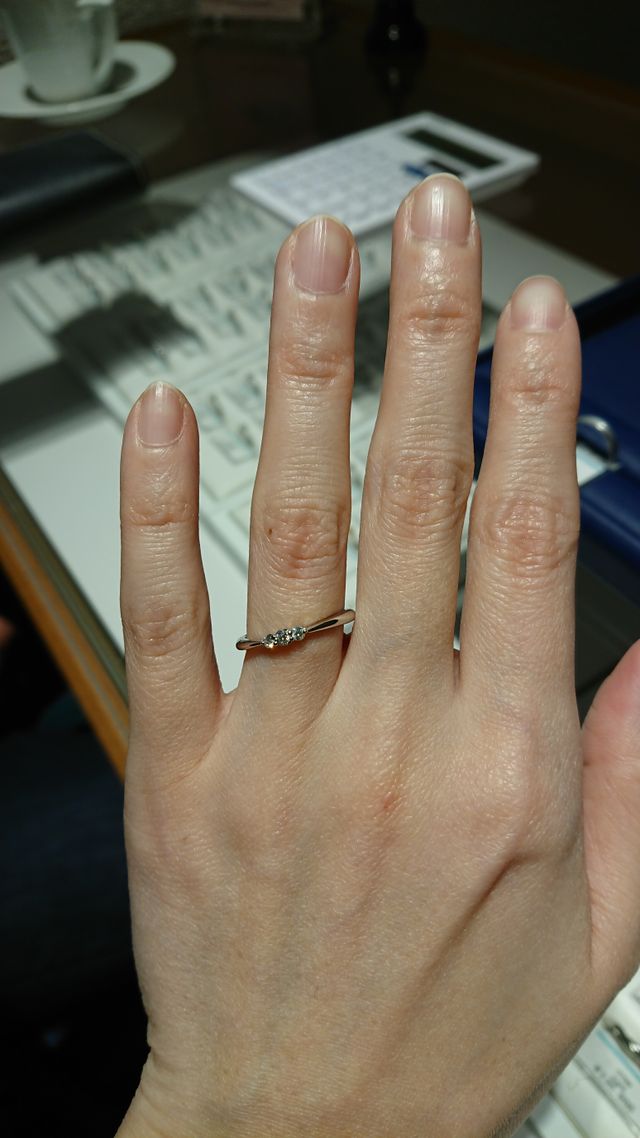 レガーレ ダイヤが3石ついたデザインです。