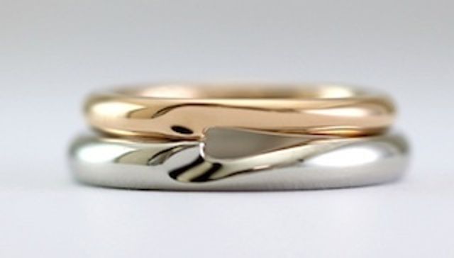 指輪を重ねるとハート型になるようにシンプルに仕上げました。