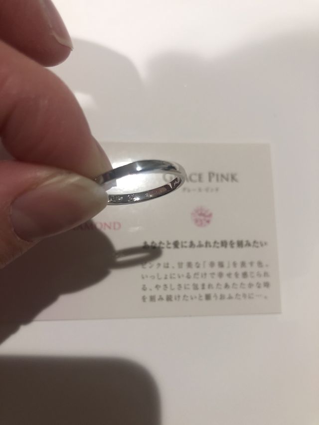 内側にピンクのダイヤを入れました