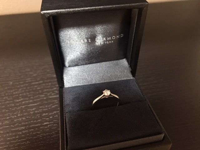 シンプルですがダイヤが映えるデザインです。