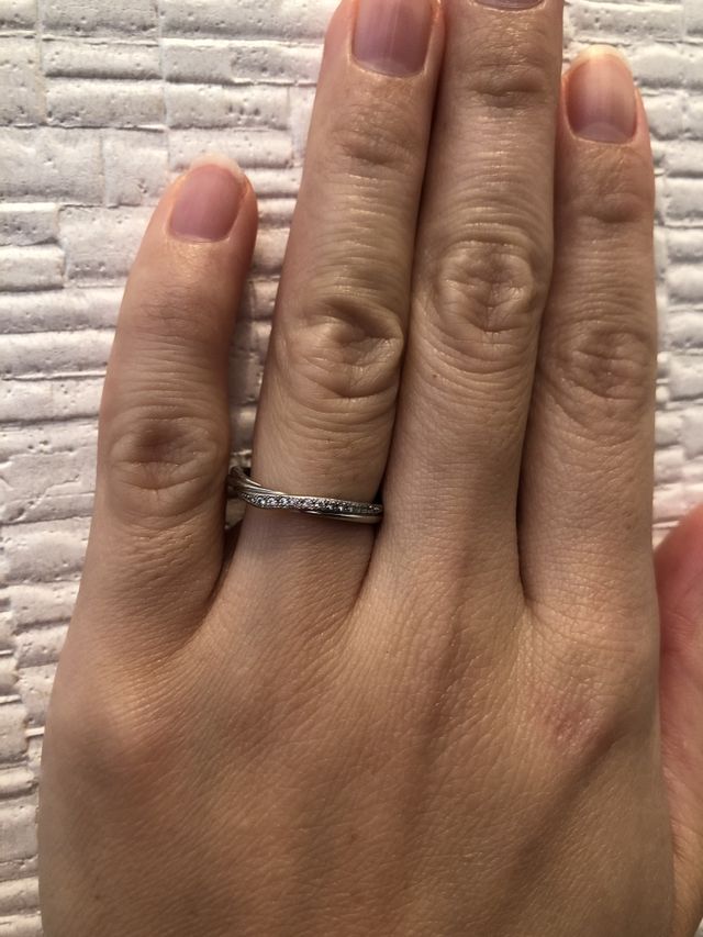 指が細くないのでカーブしているデザインが気に入っています。