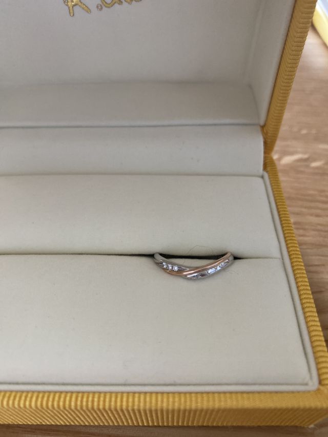 好きなピンクゴールドへ変更。
Vの左はダイヤ、右は星の刻印