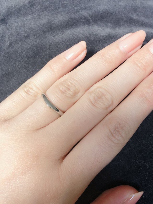 シンプルで指輪自体も華奢なので家事をする時も気になりません。