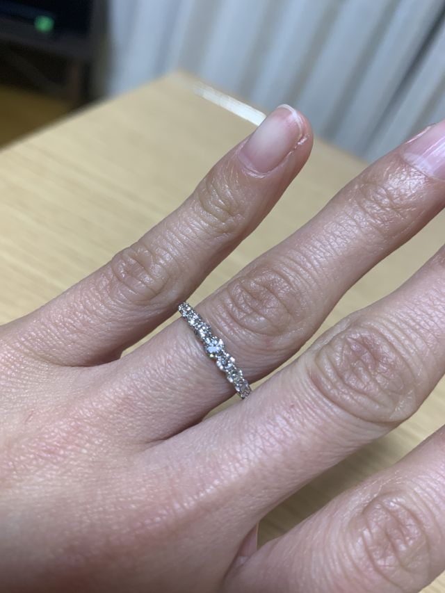 中央に向けてダイヤが大きくなっているハーフエタニティ