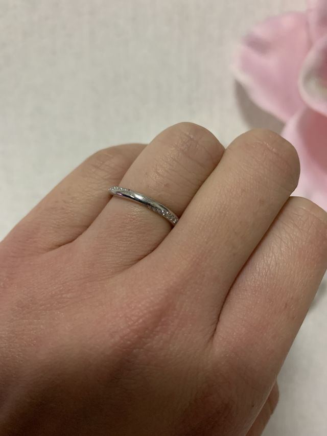 正面から見るとシンプルですが横からみるとキラキラしてます