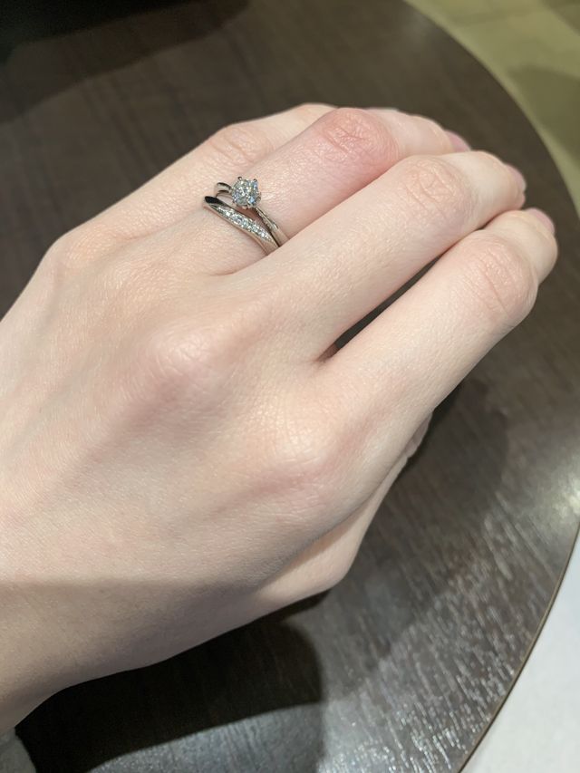 婚約指輪と結婚指輪の重ね付けが、とっても気に入っています。