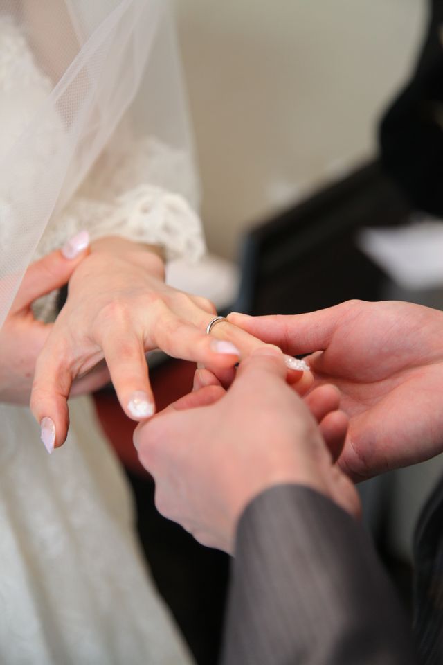 結婚式の指輪交換の時の写真です。