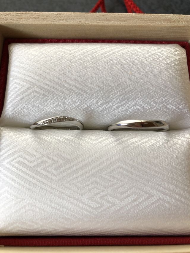 左側が女性用でダイヤがあしらってあります