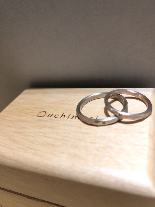 指輪が入った箱も丸みのある優しい形の木箱でした。