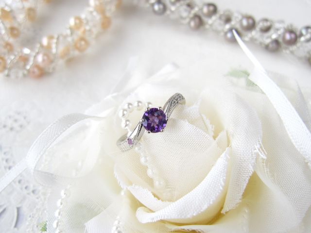彼女の誕生石のアメジストをメインにした婚約指輪です。