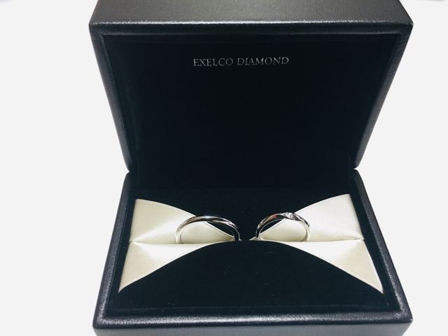 上からも横からもダイヤモンドが見えるシンプルなデザイン