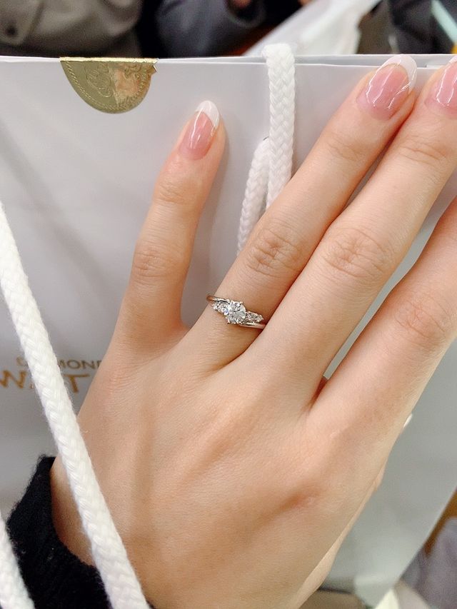 リングにもダイヤがついており、少しウェーブしていて可愛いです