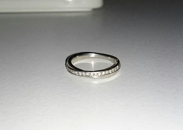 女性はストーンが並んでいて、男性はシンプルなデザインです。