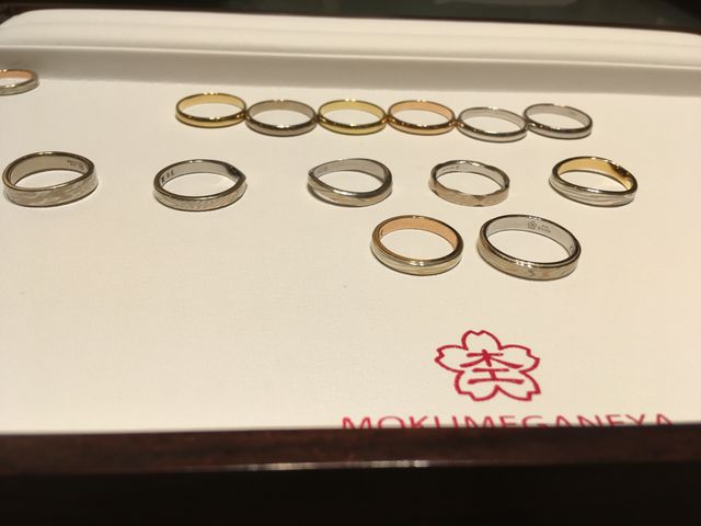 木目柄の指輪に混ぜ込める色の見本と、完成リングの比較です。