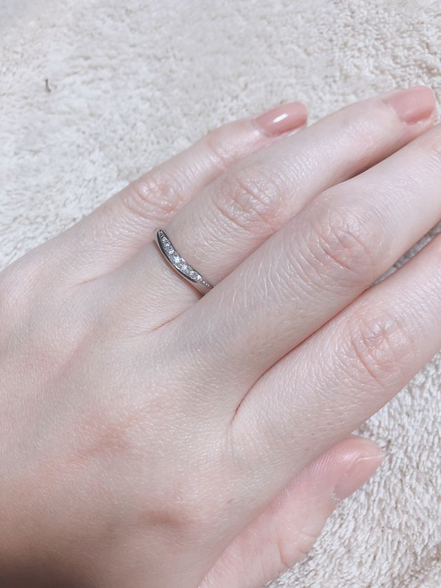 緩やかなVカーブの美しいリングです