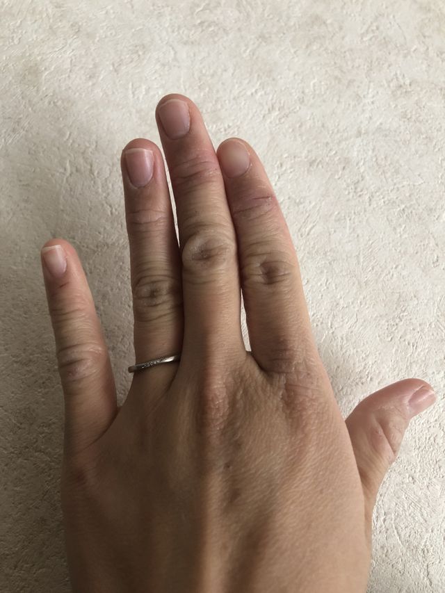 細いタイプの指輪です。
