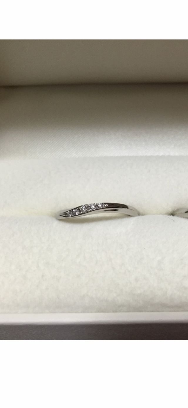 少しカーブしていて指が細く見える指輪を購入しました。