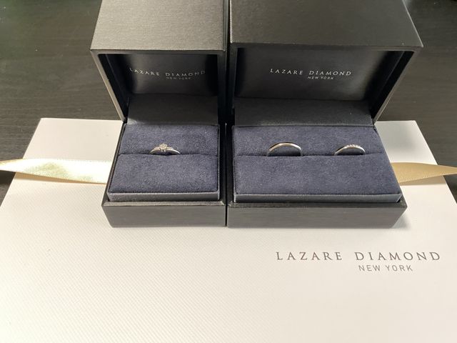 V字カットのエンゲージリング
ストレートのマリッジリング