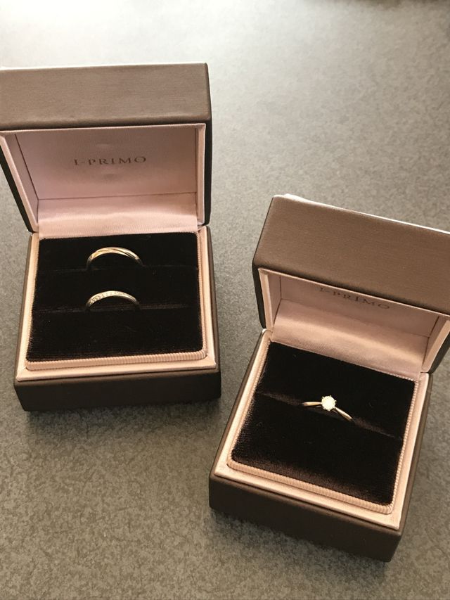 左　結婚指輪
右　婚約指輪