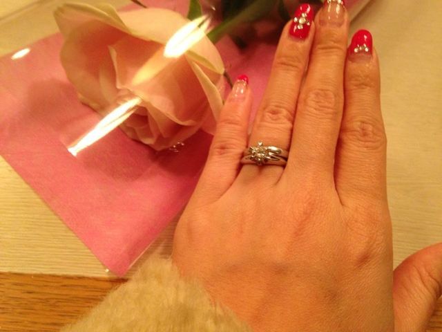 婚約指輪（下）は大きなダイヤがついている為結婚指輪シンプルに