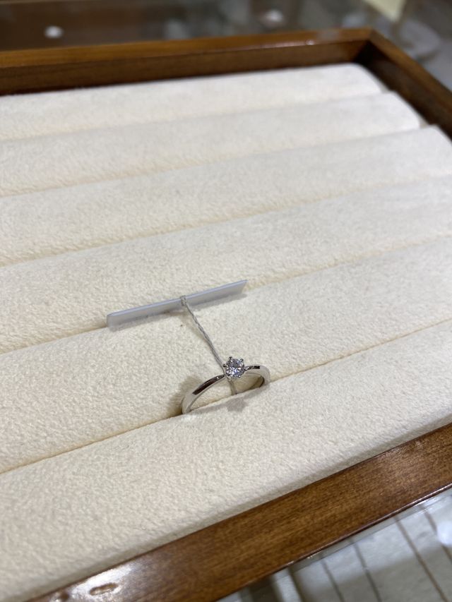 ダイヤモンドが浮いてるデザインが気に入りました。