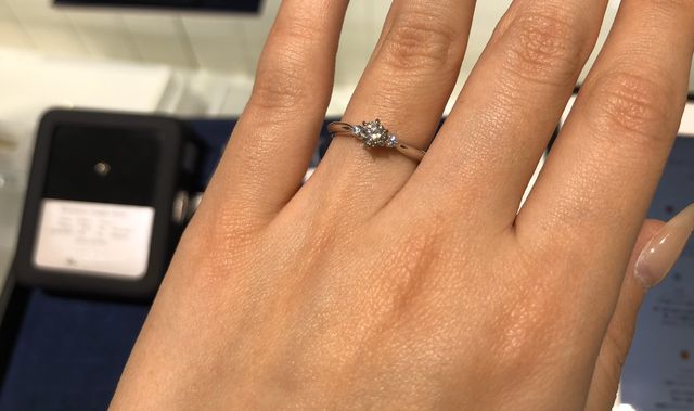 ストレートラインにダイヤが3つ連なって素敵でした。