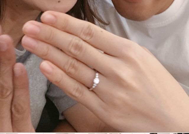 指輪をあげたあと、すぐにつけてくれ、撮影しました。