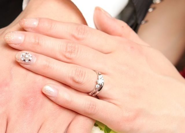 婚約指輪を結婚指輪に重ねて♪