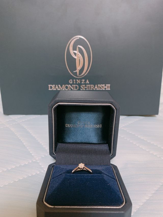 シンプルな一石の立て爪のものです。