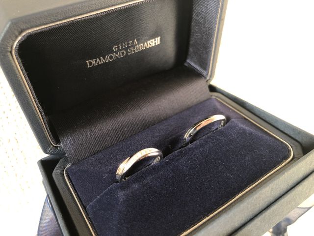 ウェーブの切り替えの入ったもの。女性用だけダイヤ入りです。