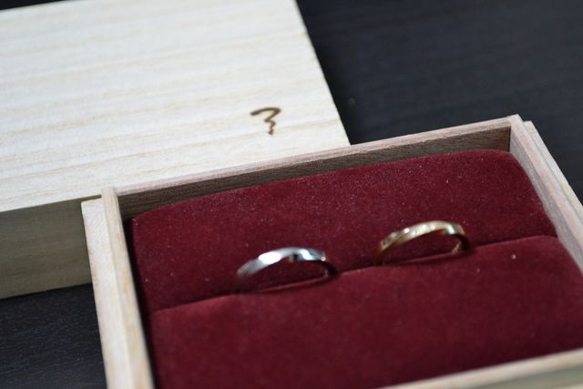 リングBOX
木箱で温かみがあります