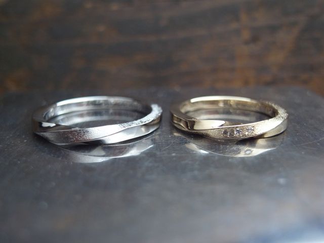 左:新郎　プラチナ＋石地加工
右:新婦　金＋ダイア＋石地加工