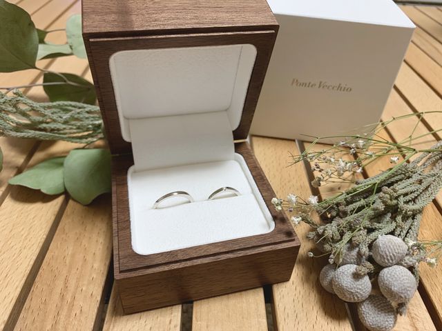 木箱のリングケースがナチュラルで2人の好みです