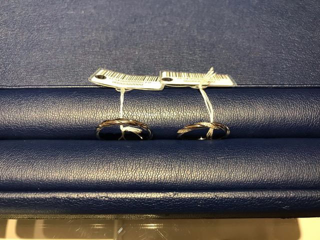 いくつもダイヤが入っていてキラキラ輝くデザイン