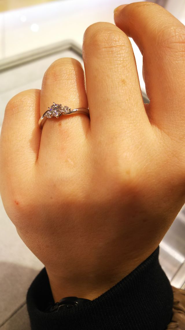 センターストーン0.25ct、両側に脇石