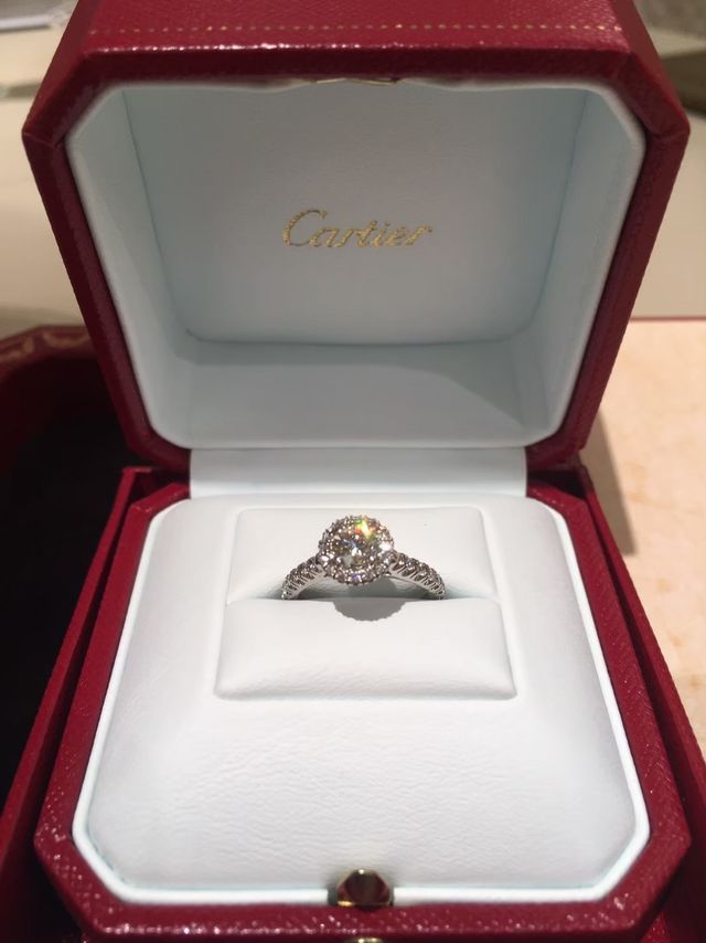 真ん中のダイヤは0.5ctほどですがゴージャスで素敵です。