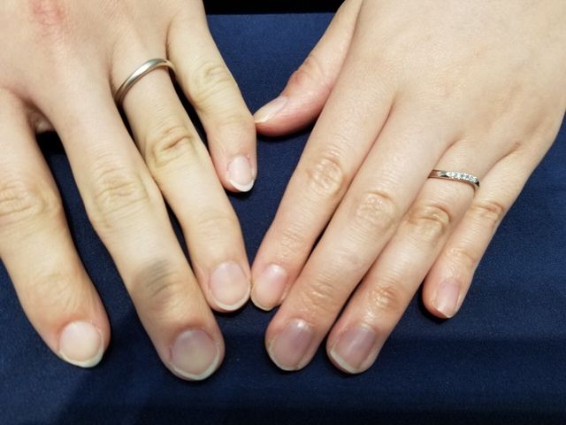 男性はツヤ消しウェーブ、女性はダイヤモンド5石のウェーブ着用