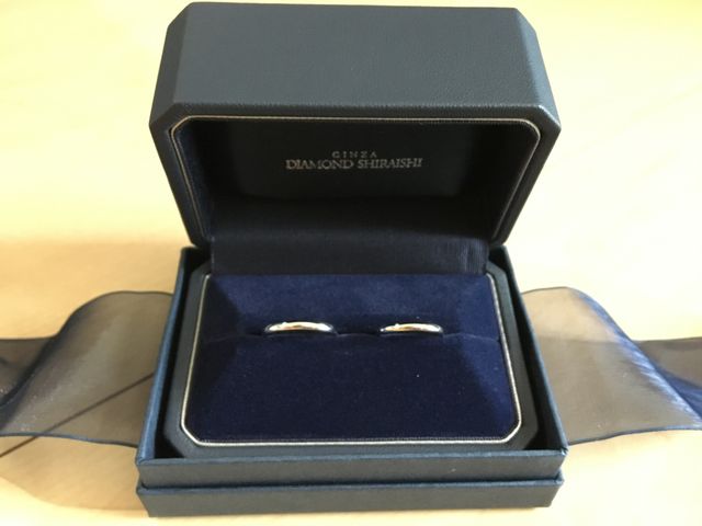 結婚指輪です。お店の専用ボックスに入れていただきました。